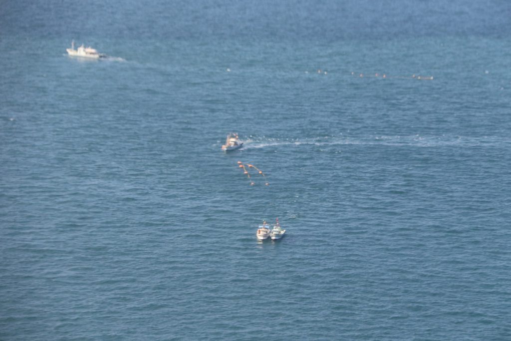 イカナゴ漁船曳き網 淡路島東側（岩屋～津名）＜2022年3月3日　※画像提供・第五管区海上保安本部（撮影・関西空港基地所属航空機）＞